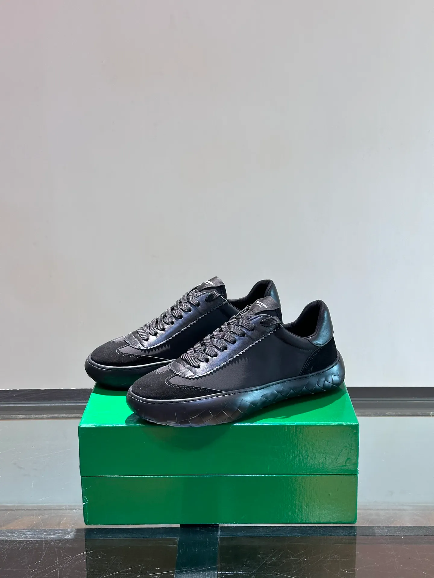 Men's shoes 💰p420 "BV" Bottega Veneta 🆕 New men's moral training sneakers, made of Sneaker technology nylon and suede, inspired by retro basketball shoes, a new interpretation of classic sneakers, light, comfortable and breathable summer essentials, the soles are made of classic woven texture, super recognizable, nylon suede splicing, full of texture! Size: 38-44 (45 customized)